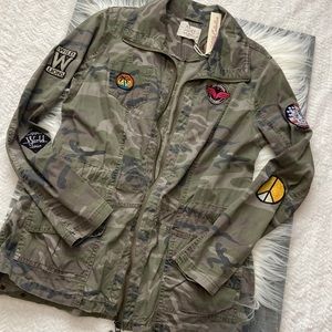 Super cute camo lightweight utility jacket w/ patches